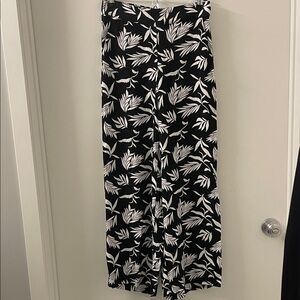 LOFT Black and White Leaf Print Wide Leg Flowy Light Weight Pants. Never worn